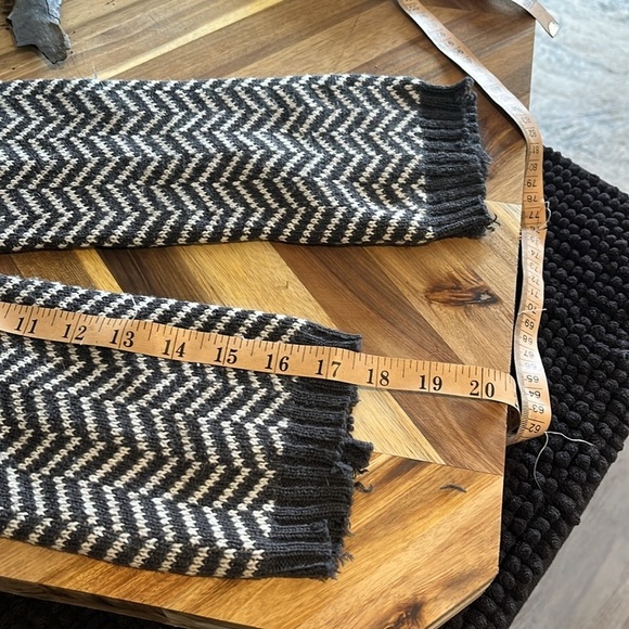 Herringbone knitted, navy blue  and white legwarmers - Picture 3 of 6